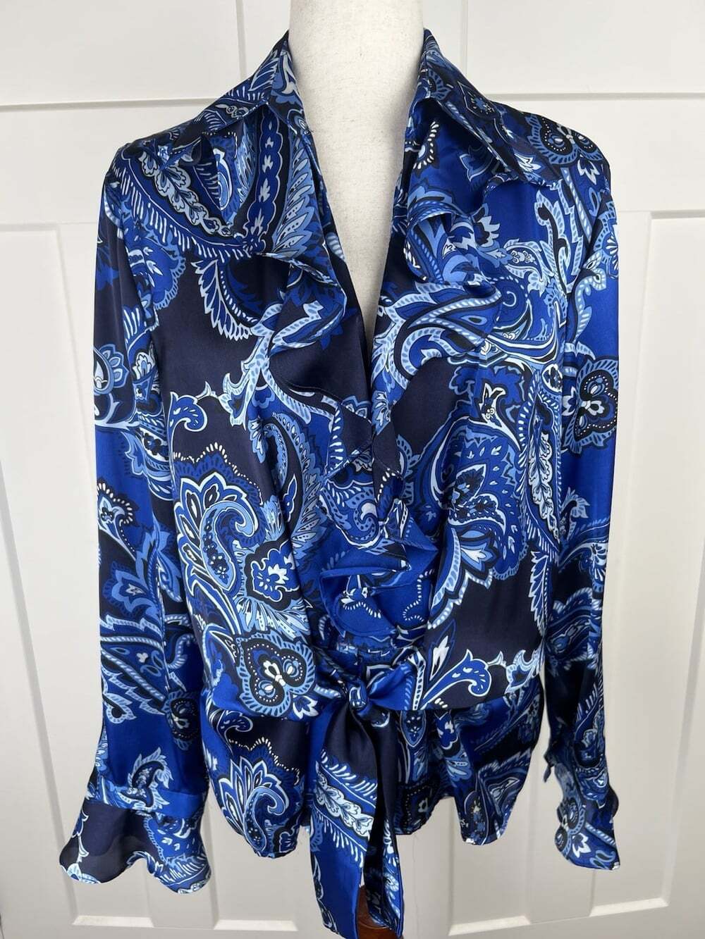 Jones New York Paisley Satin Blouse XL Ruffle Cuff Tie Front Peplum Blue